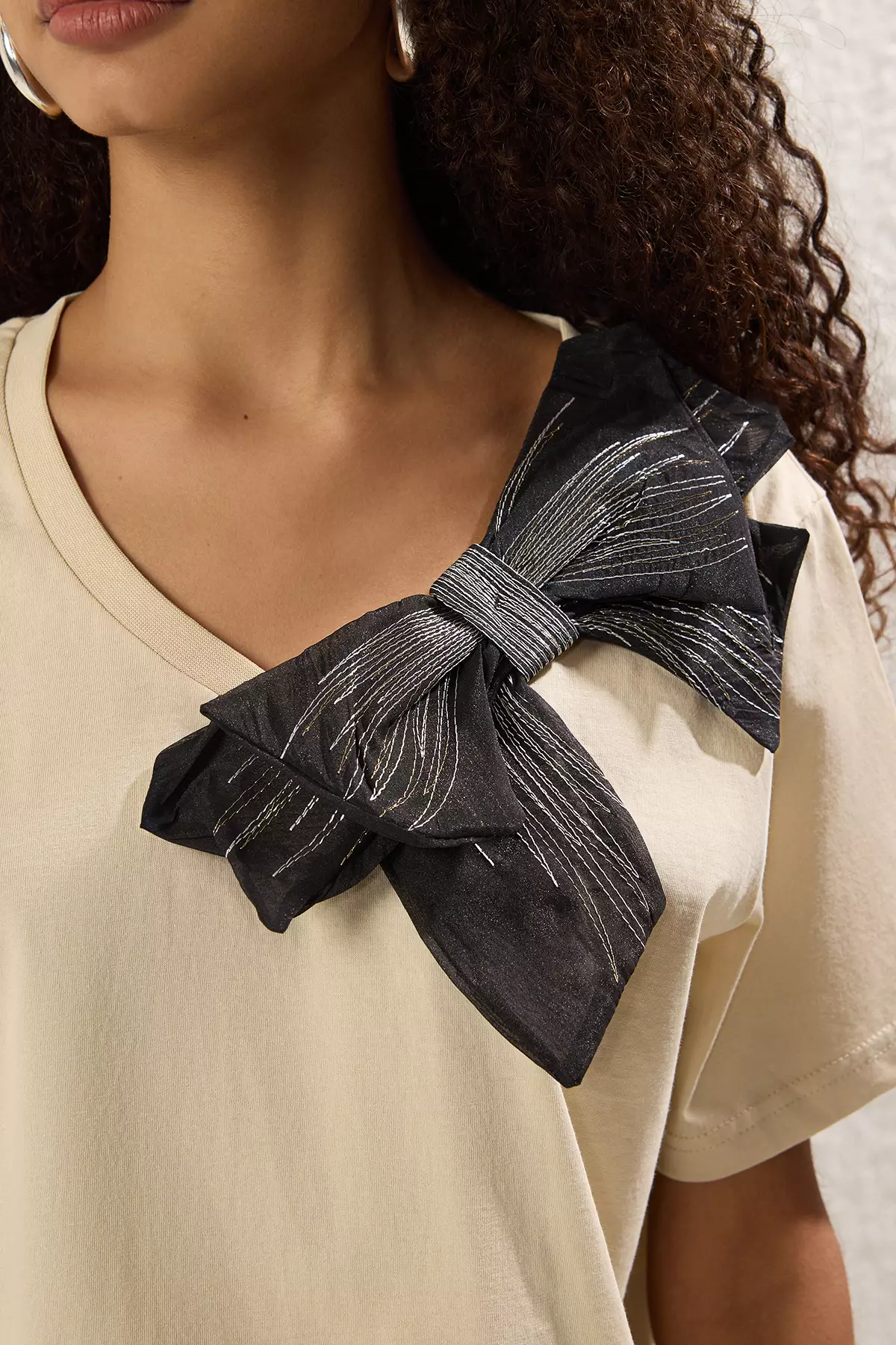 Stone Bow Accessory Detail Oversize/Wide Pattern Knitted T-Shirt TWOSS25TS00044