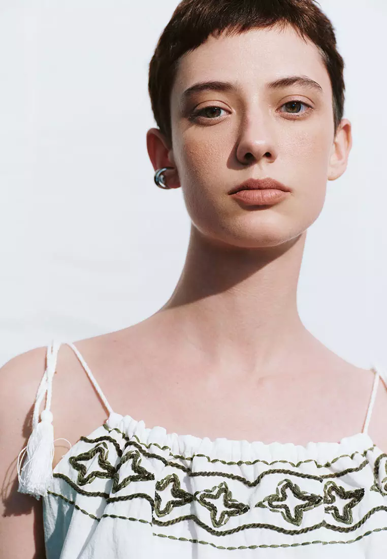 UR夏季新款女装休闲度假感系带流苏刺绣吊带衫UWL240060