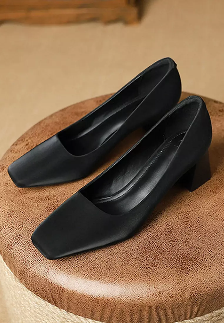 Simple sales black pumps