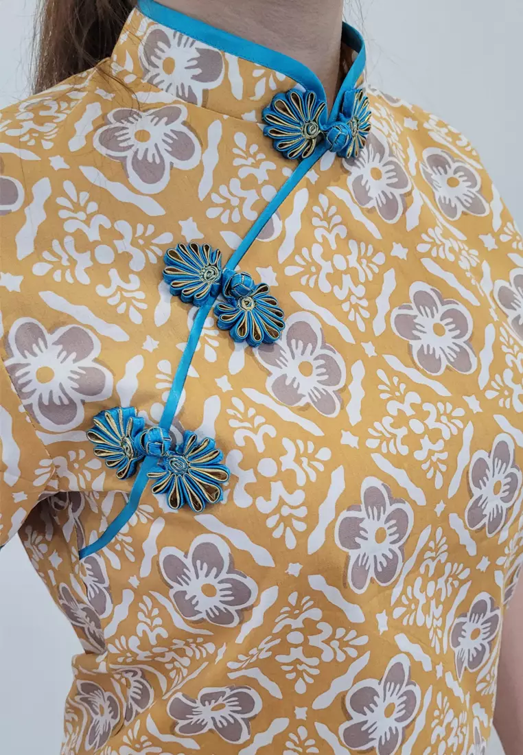 Ivory Cheongsam Top in Gold Stamped Batik