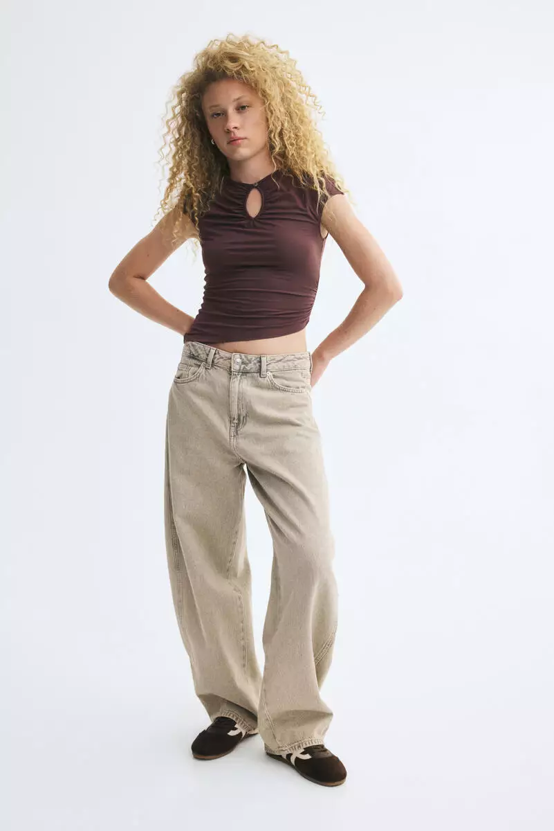 Asymmetric keyhole top