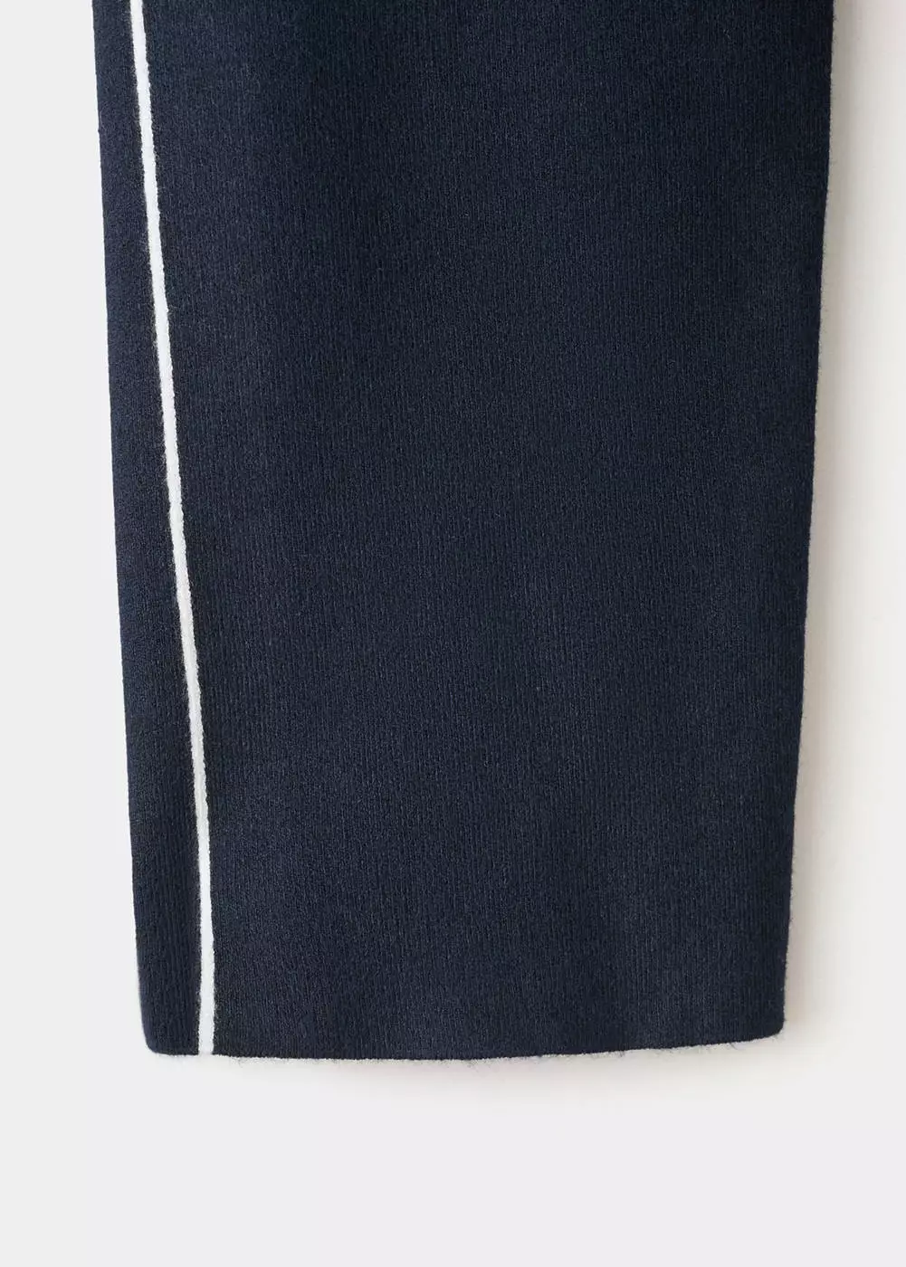 Sweater bergaris kontras dengan leher ritsleting