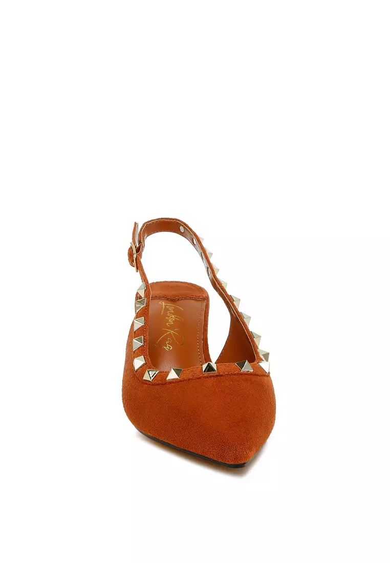 Sandal Microfiber Berhias Stud dalam Warna Tan