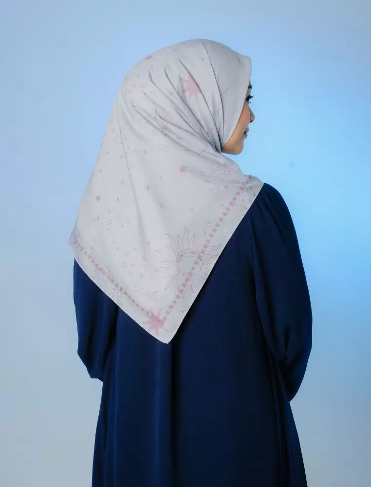 AMBERLY Scarf Silver Grey - Kerudung Hijab Segiempat Motif With Pouch Ziplock - Bahan Poly Fine - Ukuran 110x110