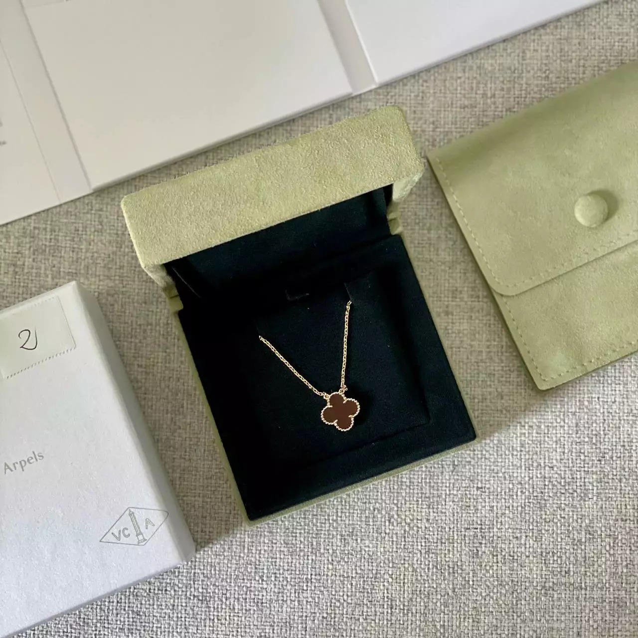 Jual Van Cleef & Arpels Van Cleef & Arpels Vintage Alhambra Pendant 18K Yellow Gold Carnelian