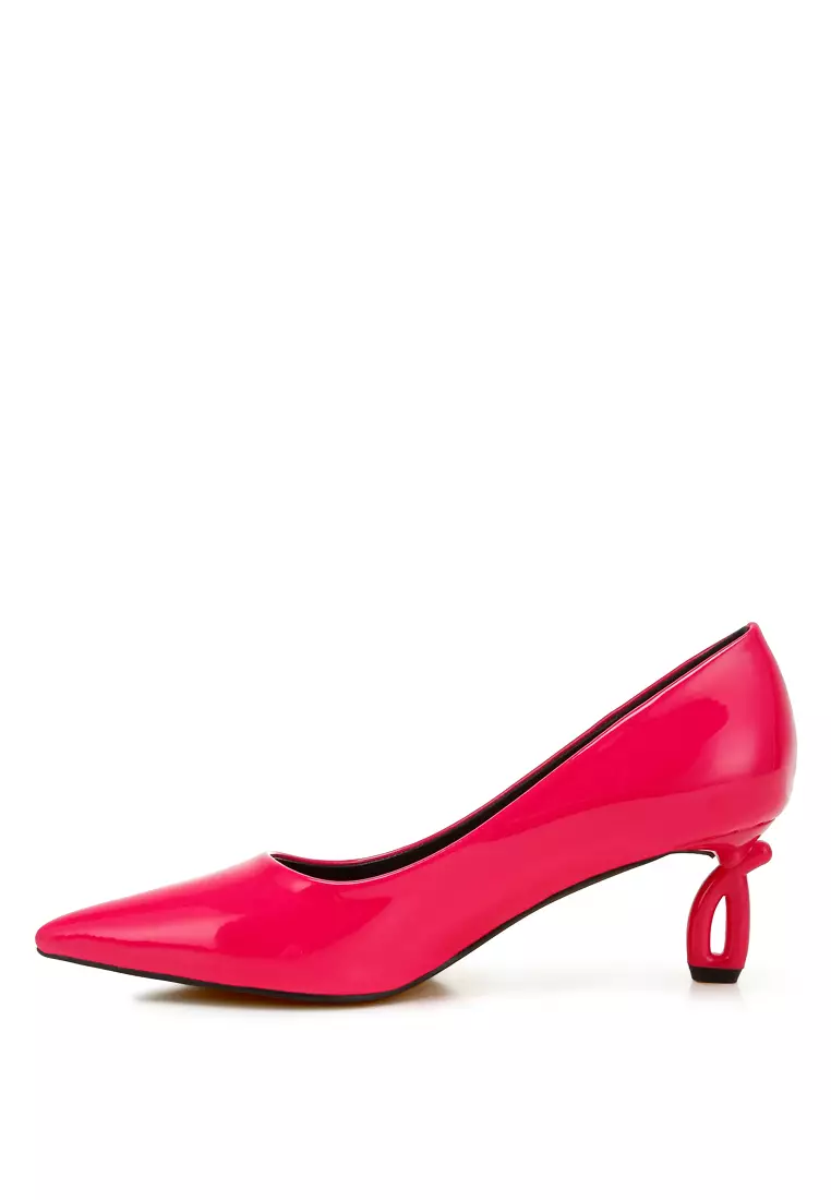 Sepatu hak tinggi berujung runcing dengan warna fuchsia