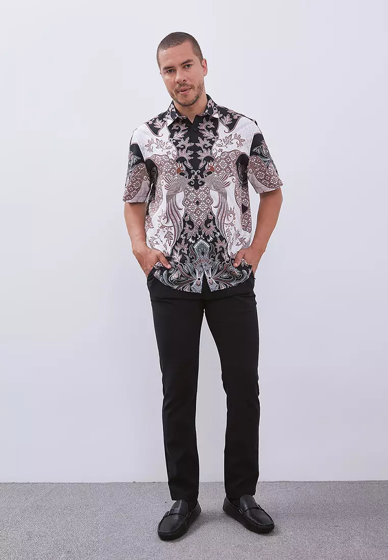 MANZONE - Kemeja Batik Lengan Pendek Pria Gajahmada Comfort Fit - Black Warna Black
