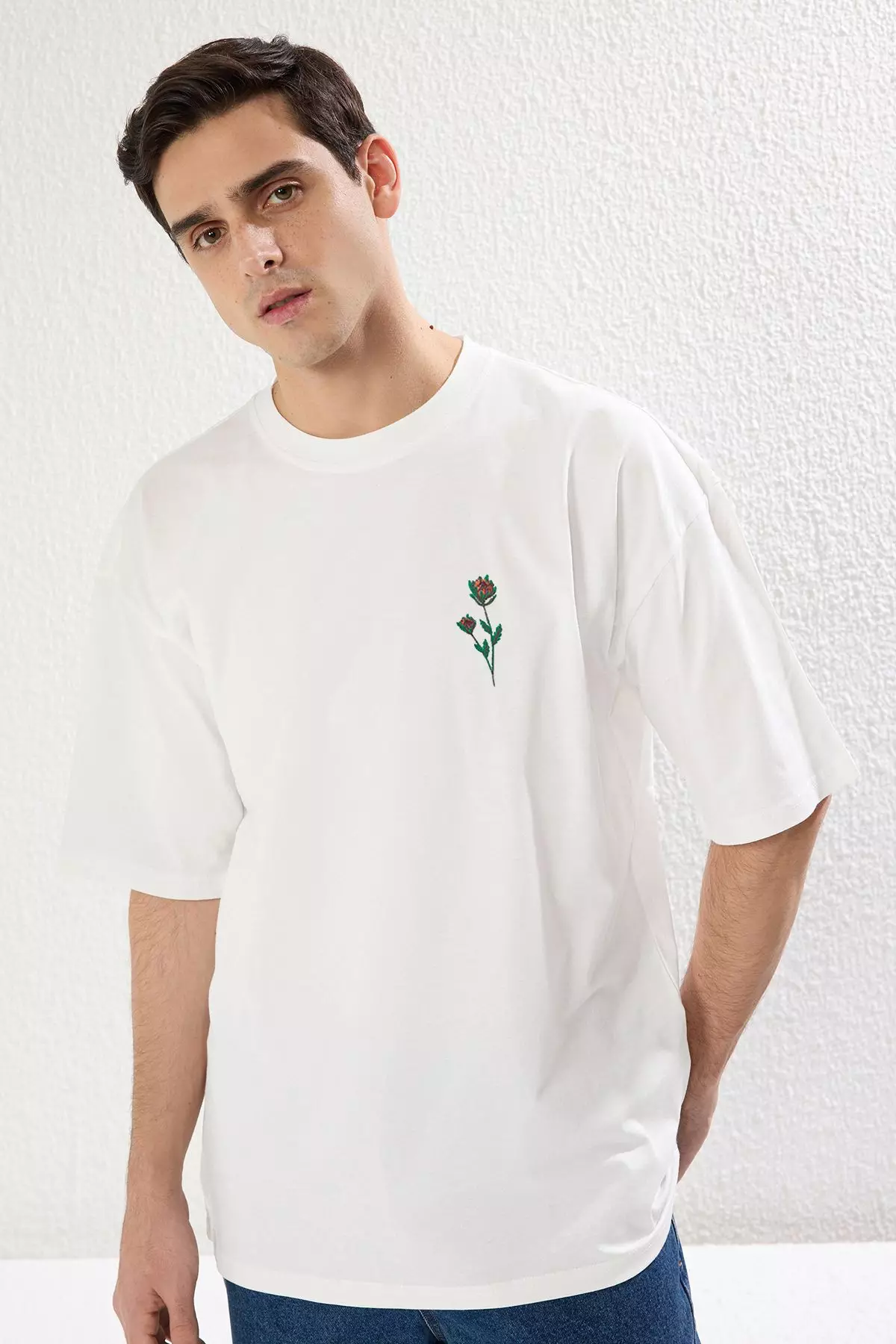 Oversize/Wide Cut Floral Embroidered T-Shirt