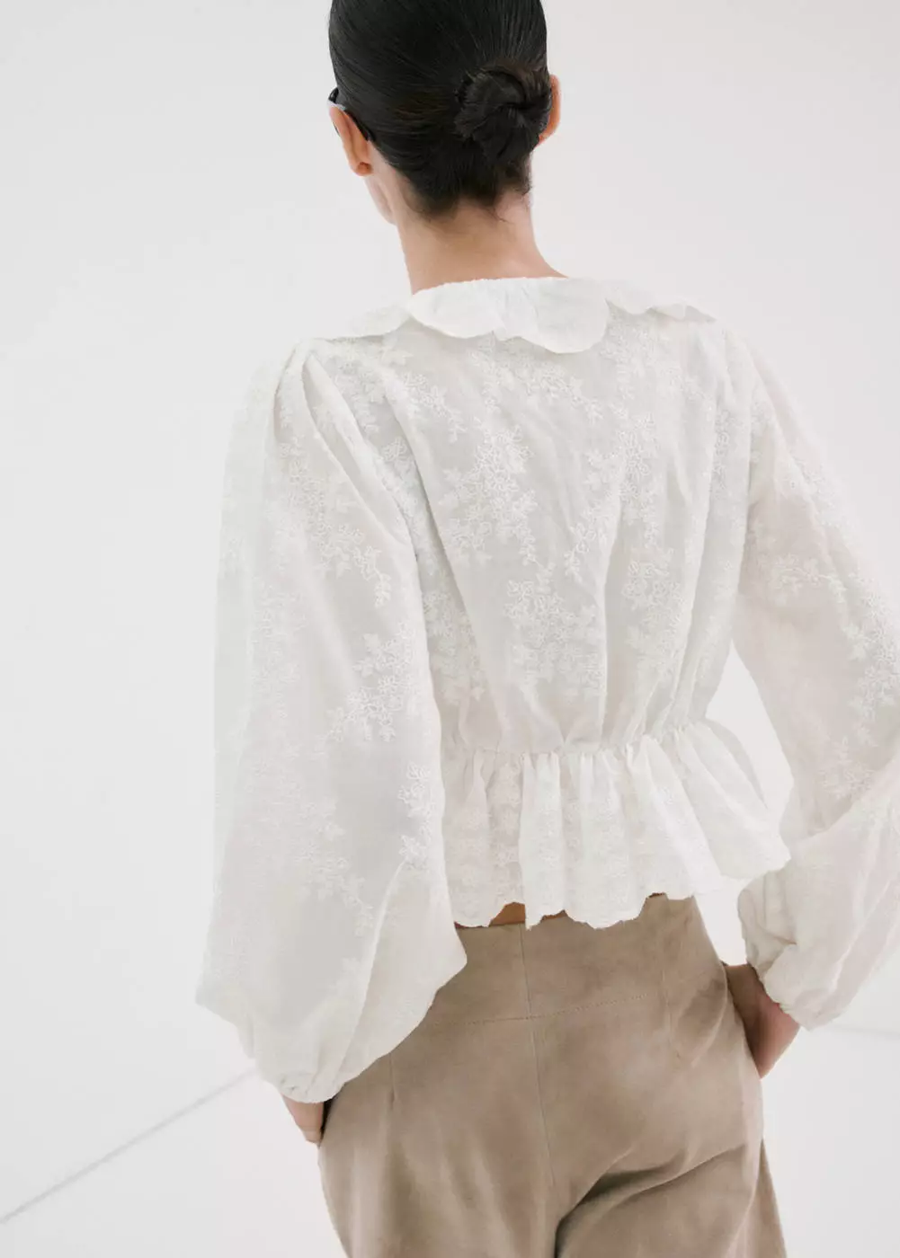 Blus bordir dengan rumbai