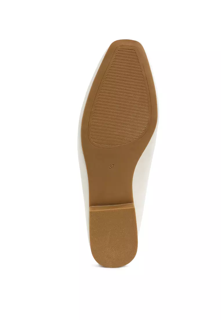 Sepatu Loafer Hak Datar Warna Putih