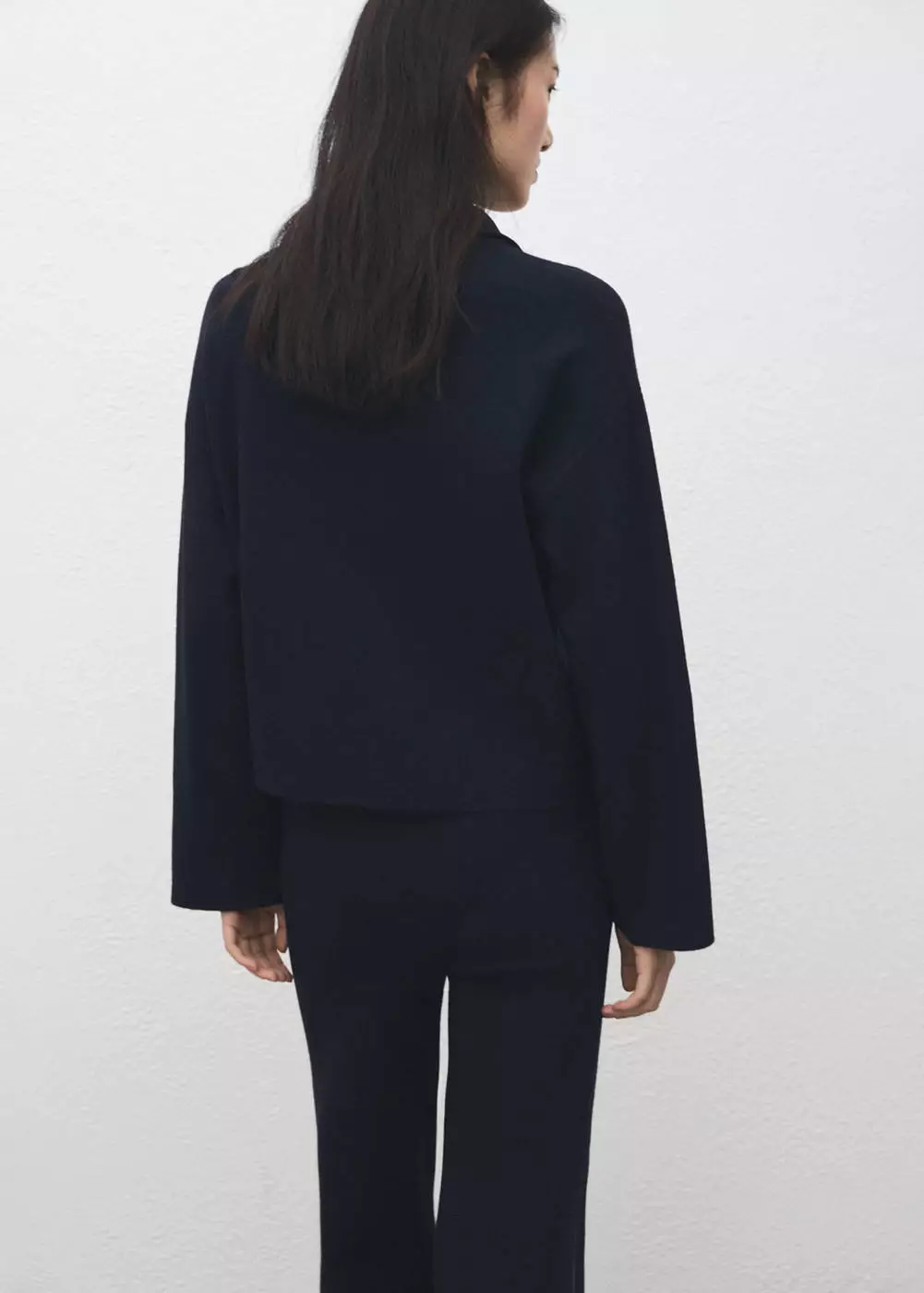 Sweater bergaris kontras dengan leher ritsleting