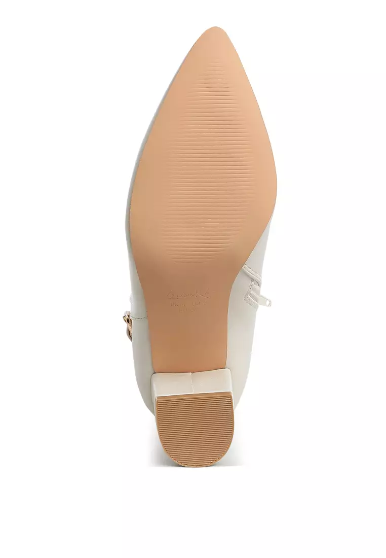 Sepatu bot hak blok detail sabuk warna putih pudar