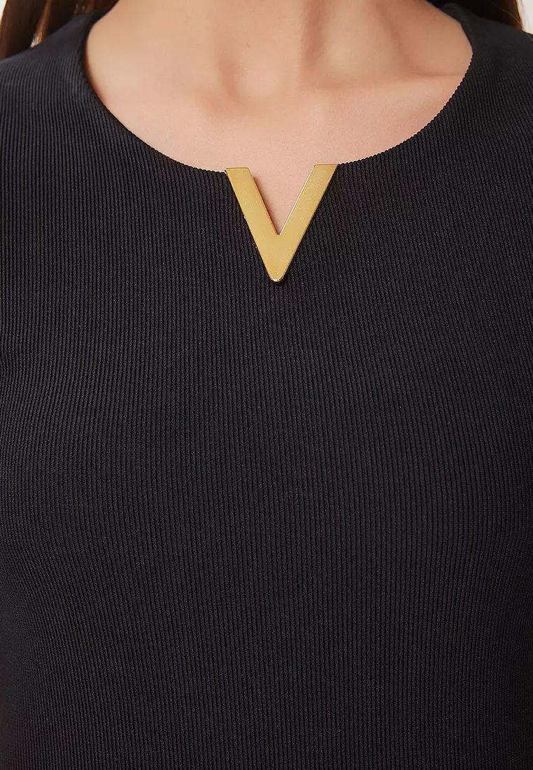 Gold Accessory Ribbed Knitted Blouse