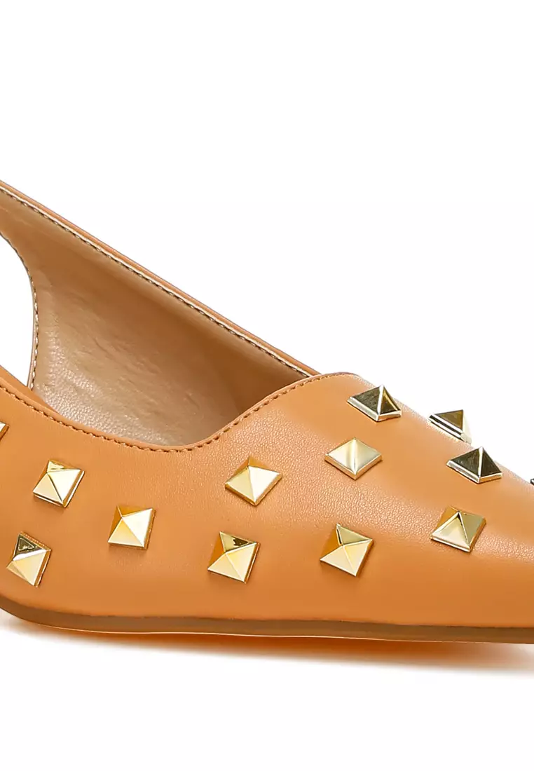 Sepatu hak anak kucing berhias stud warna cokelat