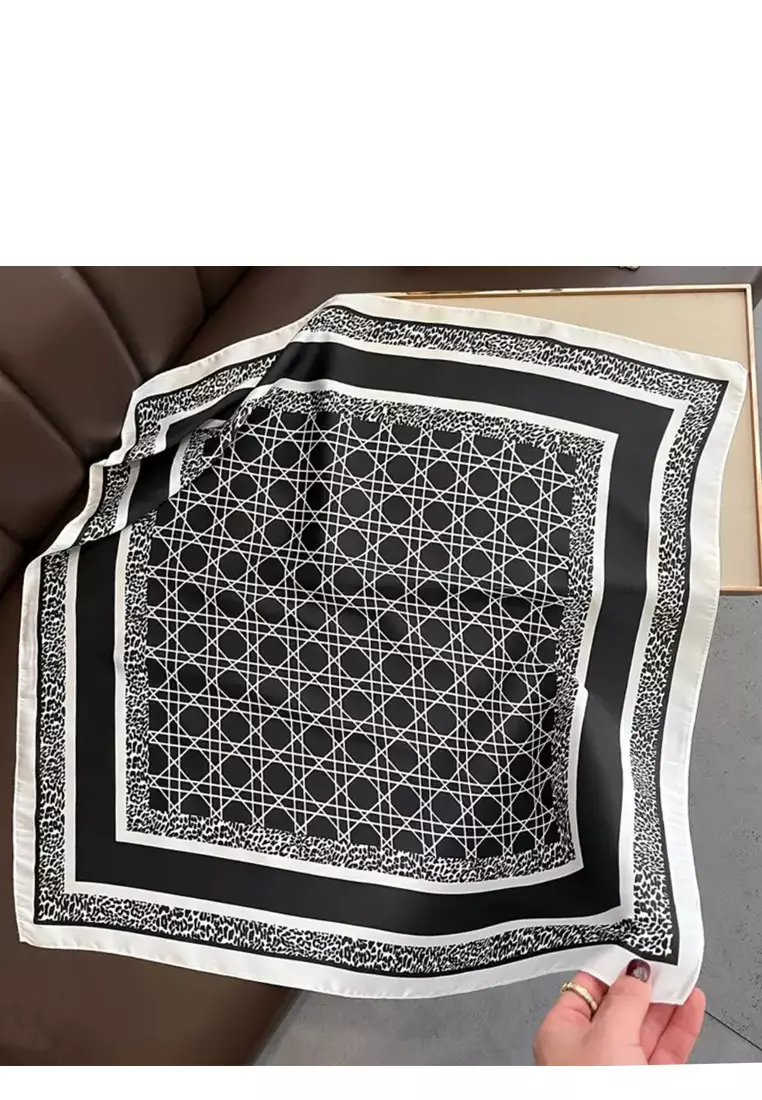 Aksesoris Scarf Wanita Penta Motif Silky Square Satin Scarf Segi Empat Ukuran Kecil Black & White