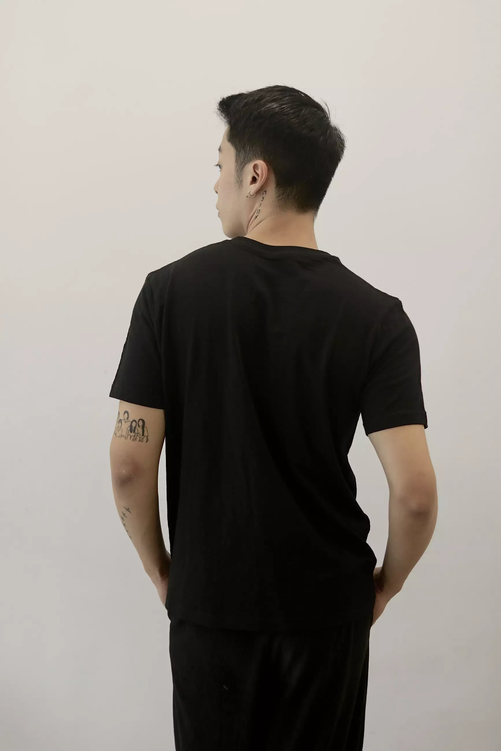 Kale T-Shirt Yovan Black Kaos Polos Hitam Pria Wanita Unisex Casual Men