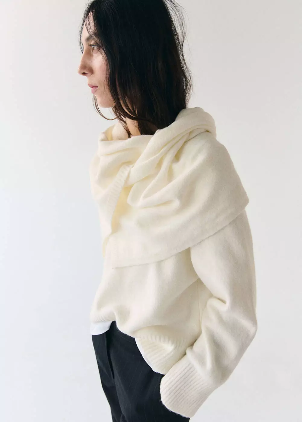 Sweater rajut dengan syal