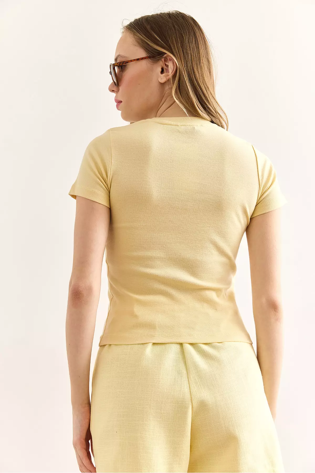 Women's Yellow Crew Neck Basic T-Shirt Tsh-19000916