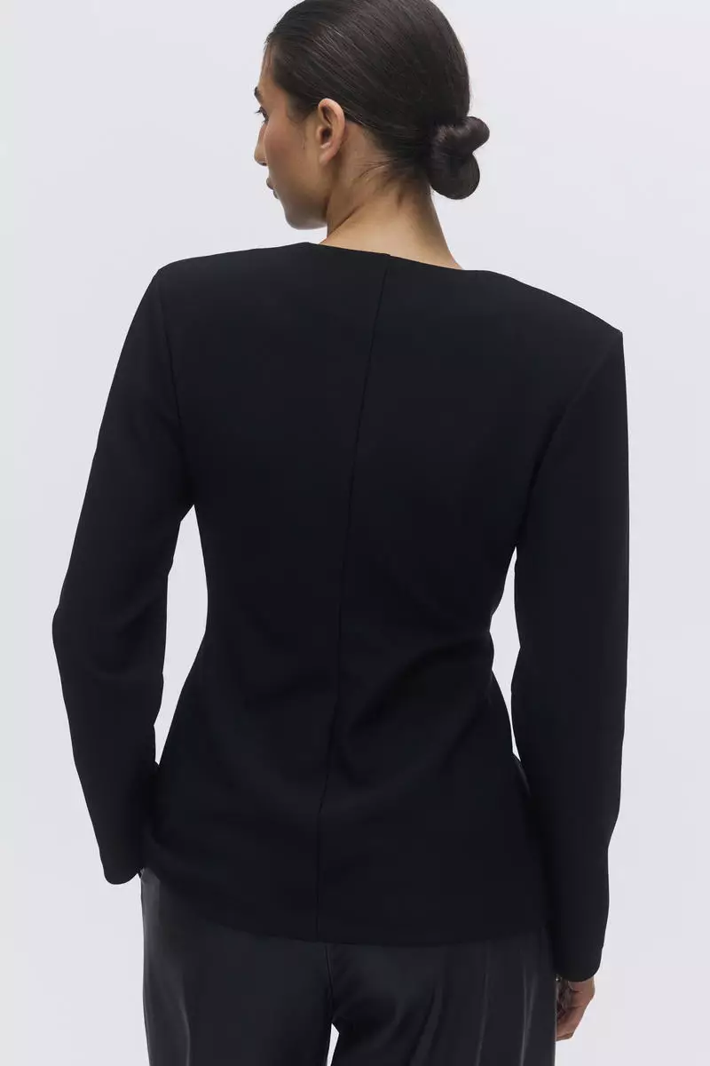 Collarless hourglass blazer