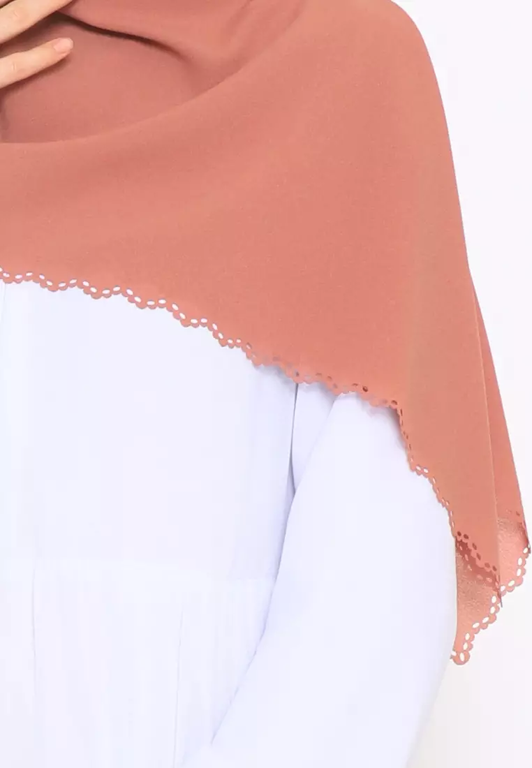 Hijab Segi Empat Lasercut Curly Caramel