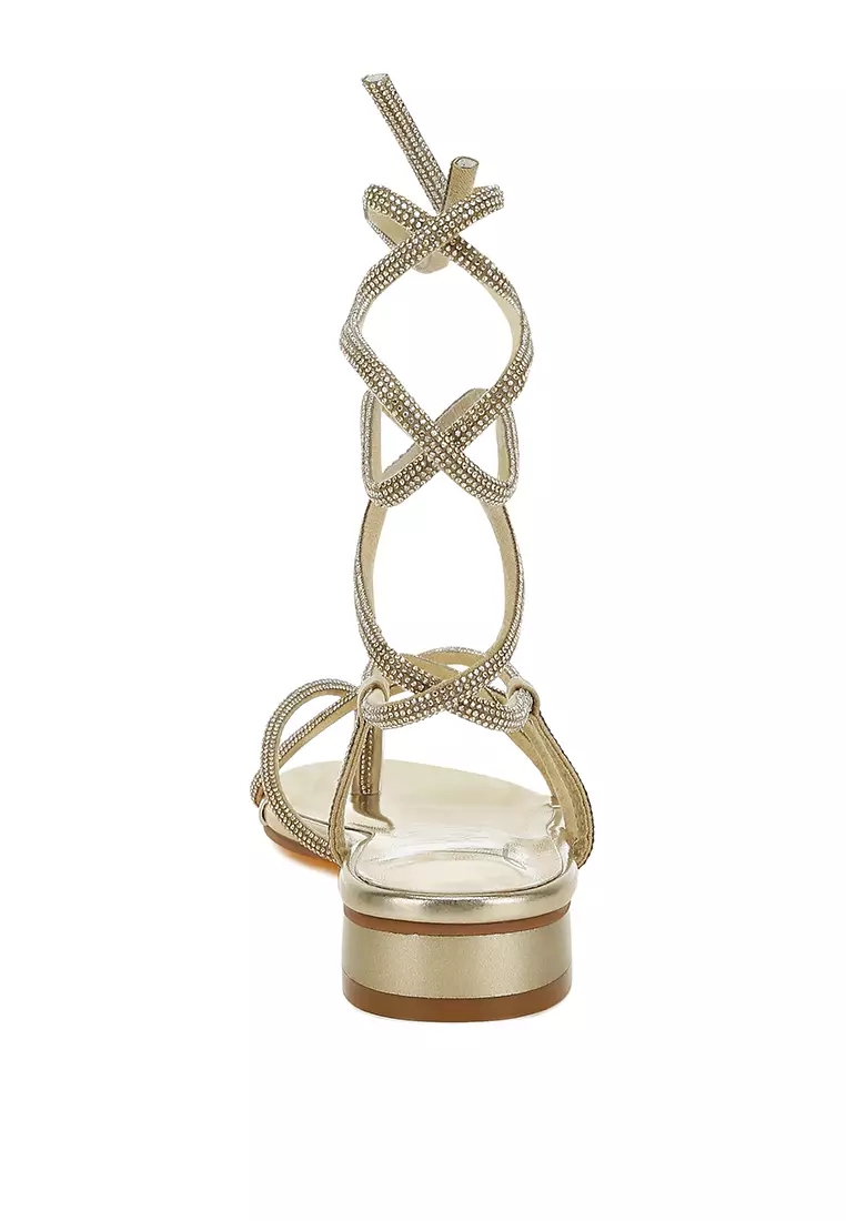 Sandal Renda Berhias Berlian Imitasi dalam Warna Emas