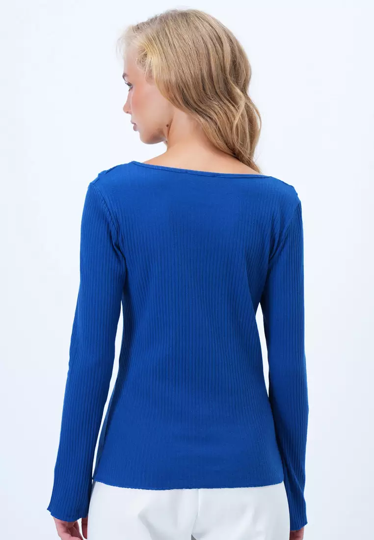 Front Ruffle Knitted Blouse