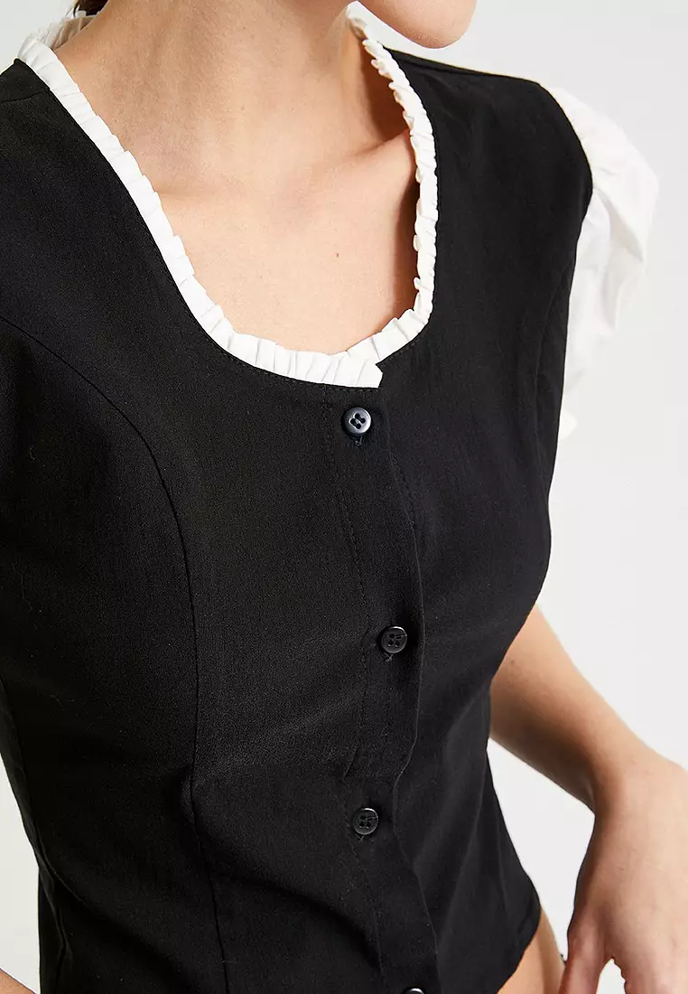 Koton Mädchen Crop Bluse Mit Trägern - Rüschen & Knopf-Detail Im Beige Streifen Design