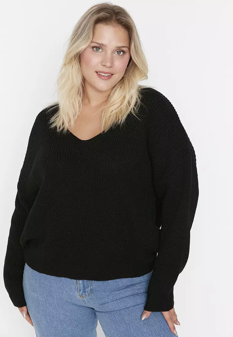 Low shoulder outlet sweater