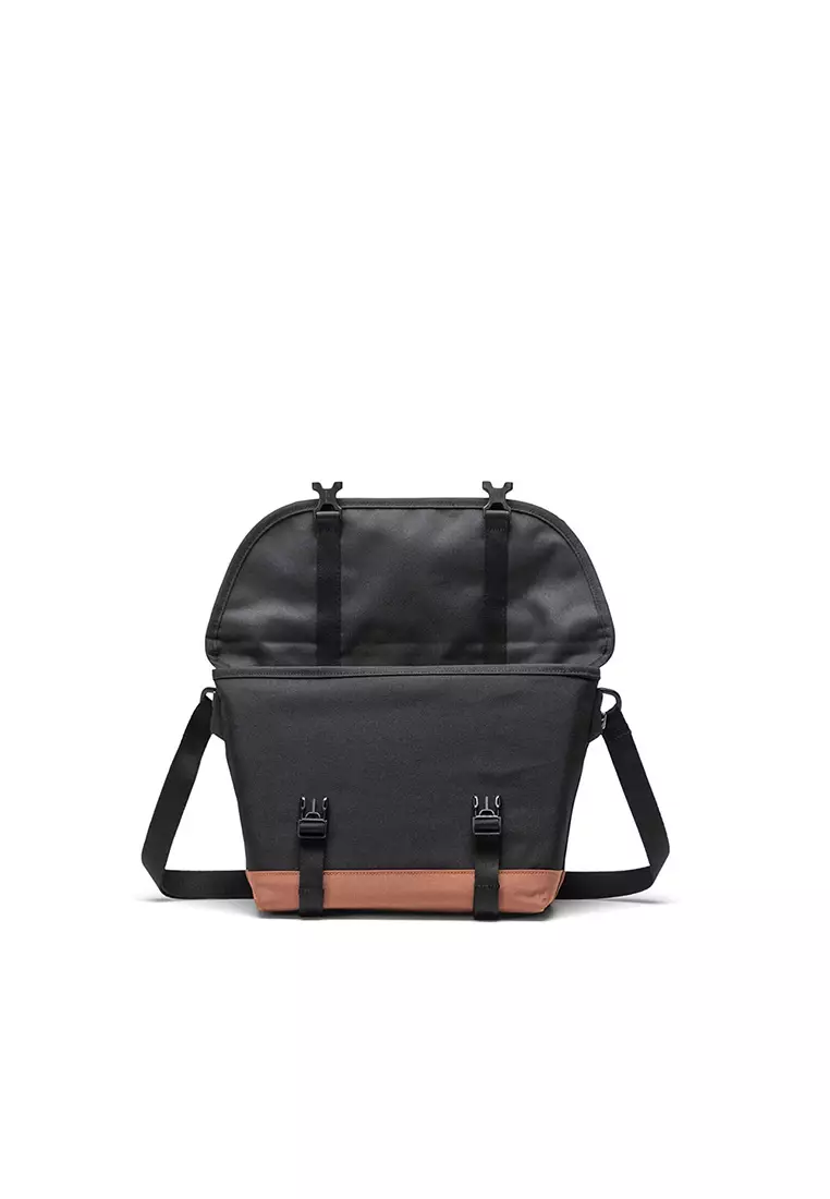 Cove Small Messenger 7,5L Bags - Black/Saddle Brown