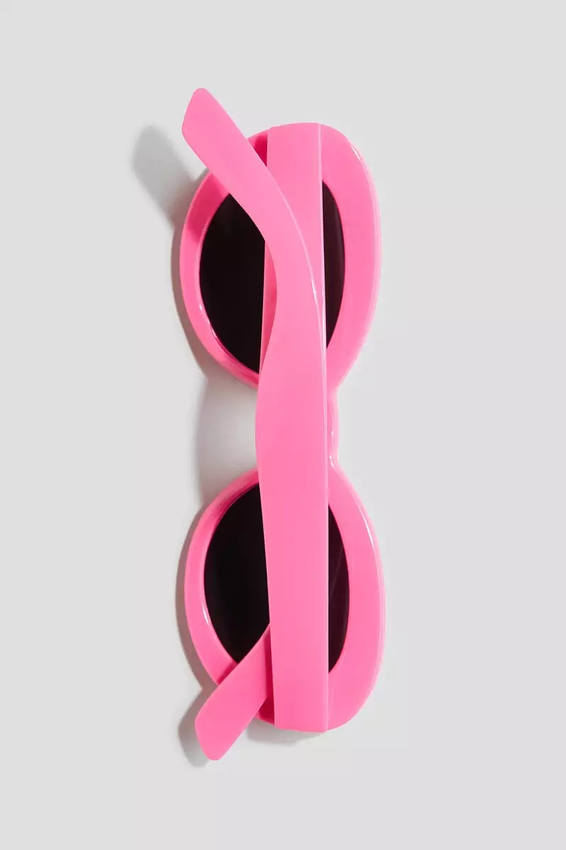 Sunglasses with chain