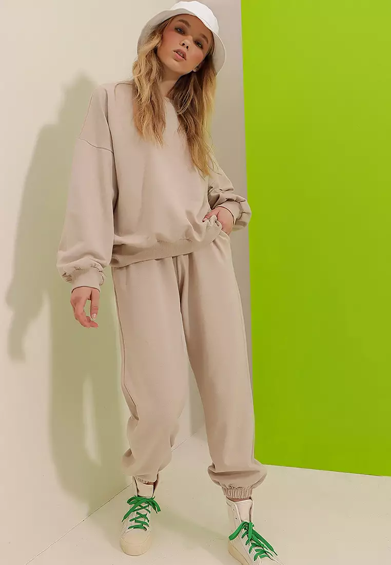 Basic Sweatshirt and Jogger Set