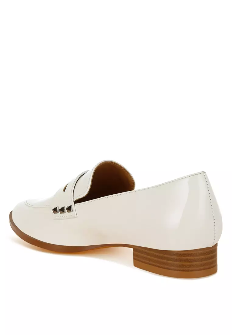 Sepatu Penny Kulit Paten dalam Warna Off White