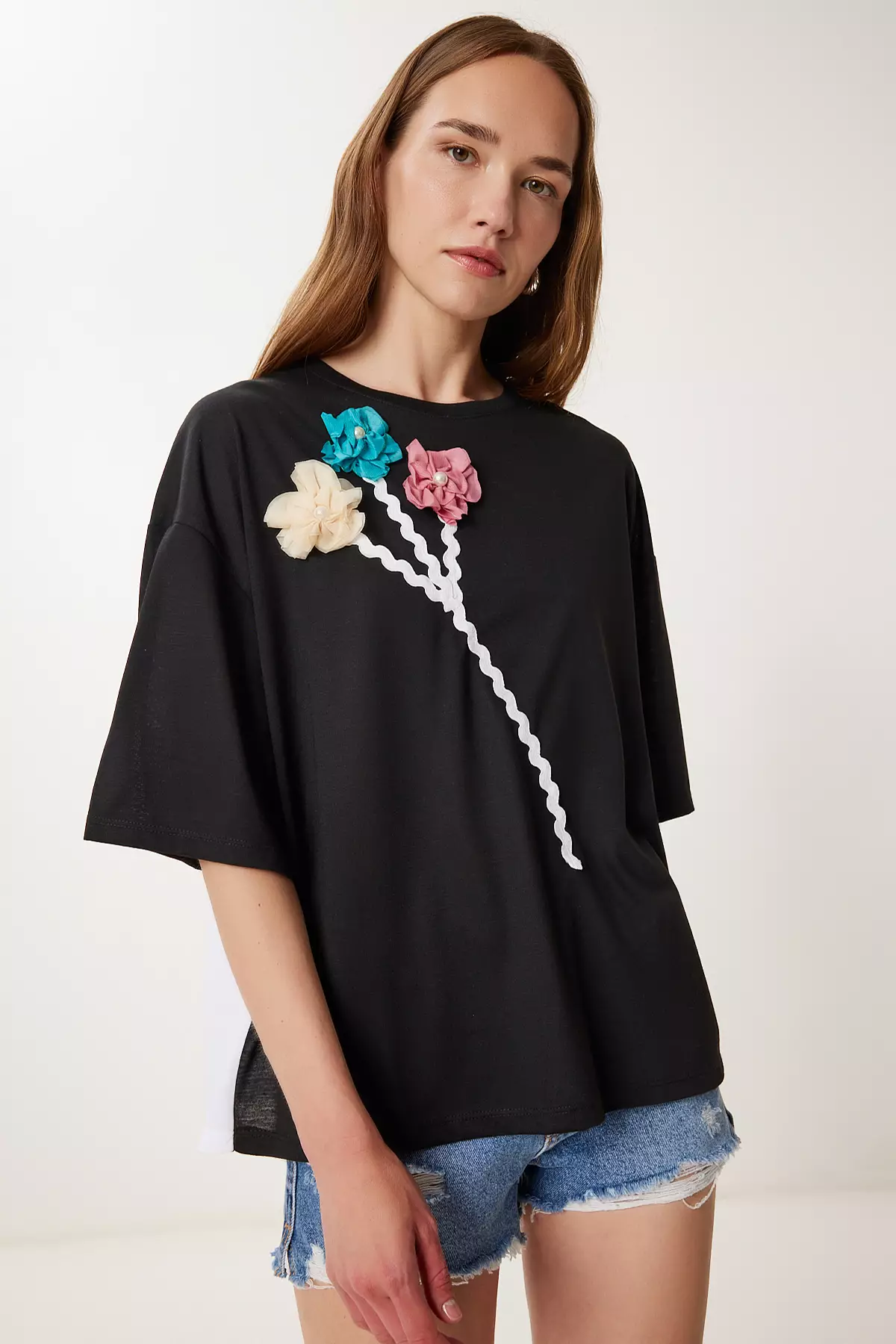 Women's Black Floral Detailed Back Low-Cut Knitted T-Shirt Tp00086