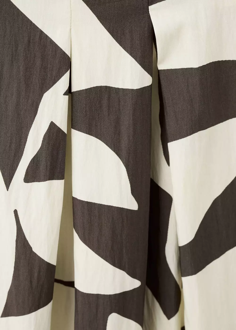 Gaun flare motif bunga-bunga