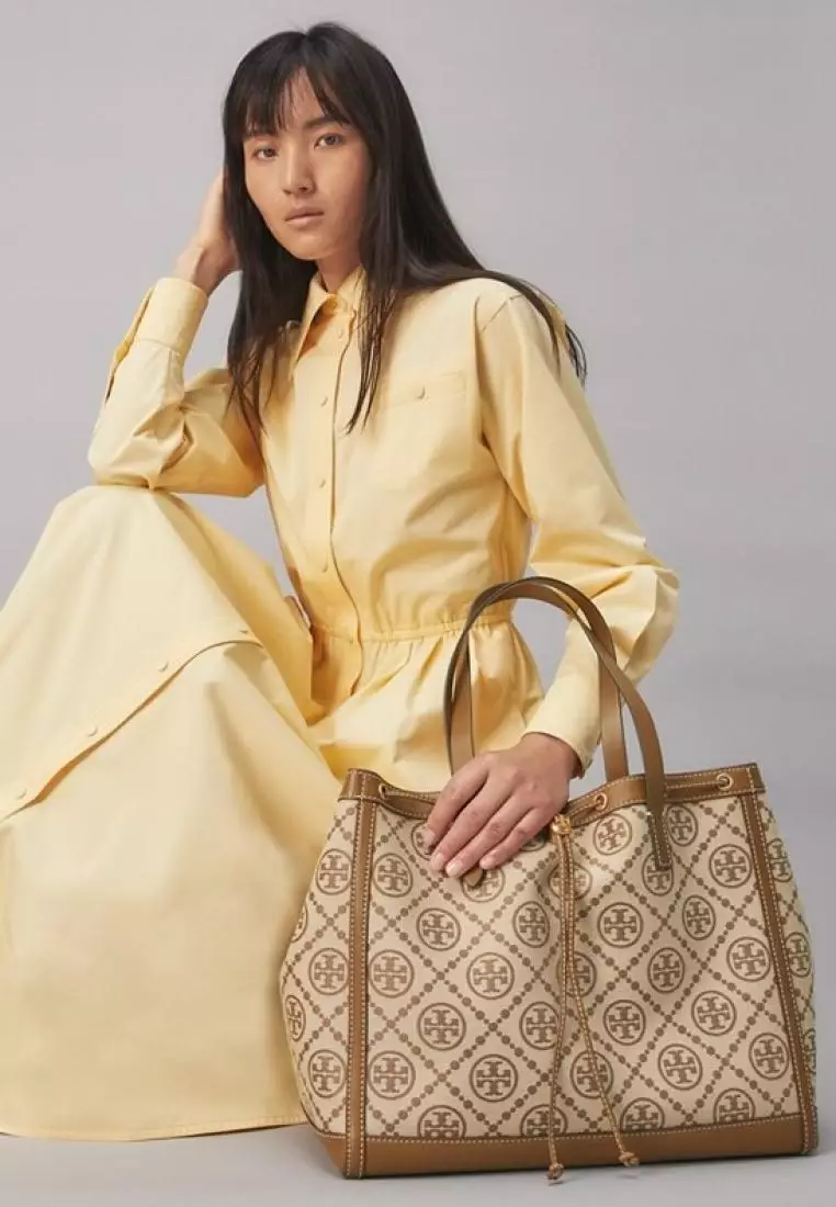 Jual TORY BURCH Tory Burch Perry T Monogram Small Triple-Compartment Tote  Goldfinch Original 2023