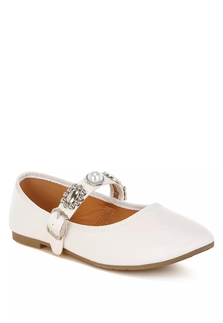 Sepatu Mary Janes Datar Berhias Pesona dalam Warna Putih