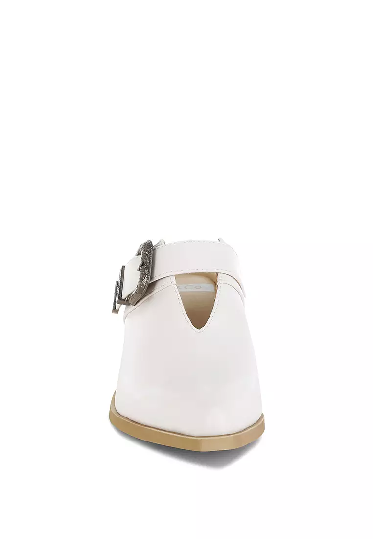 Sepatu Mules Berbahan Ukir dengan Gesper Warna Putih