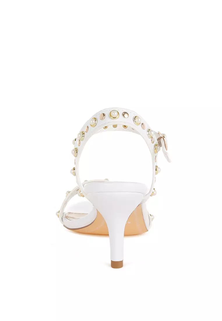 Sandal hak anak kucing kulit asli bertabur paku dalam warna putih