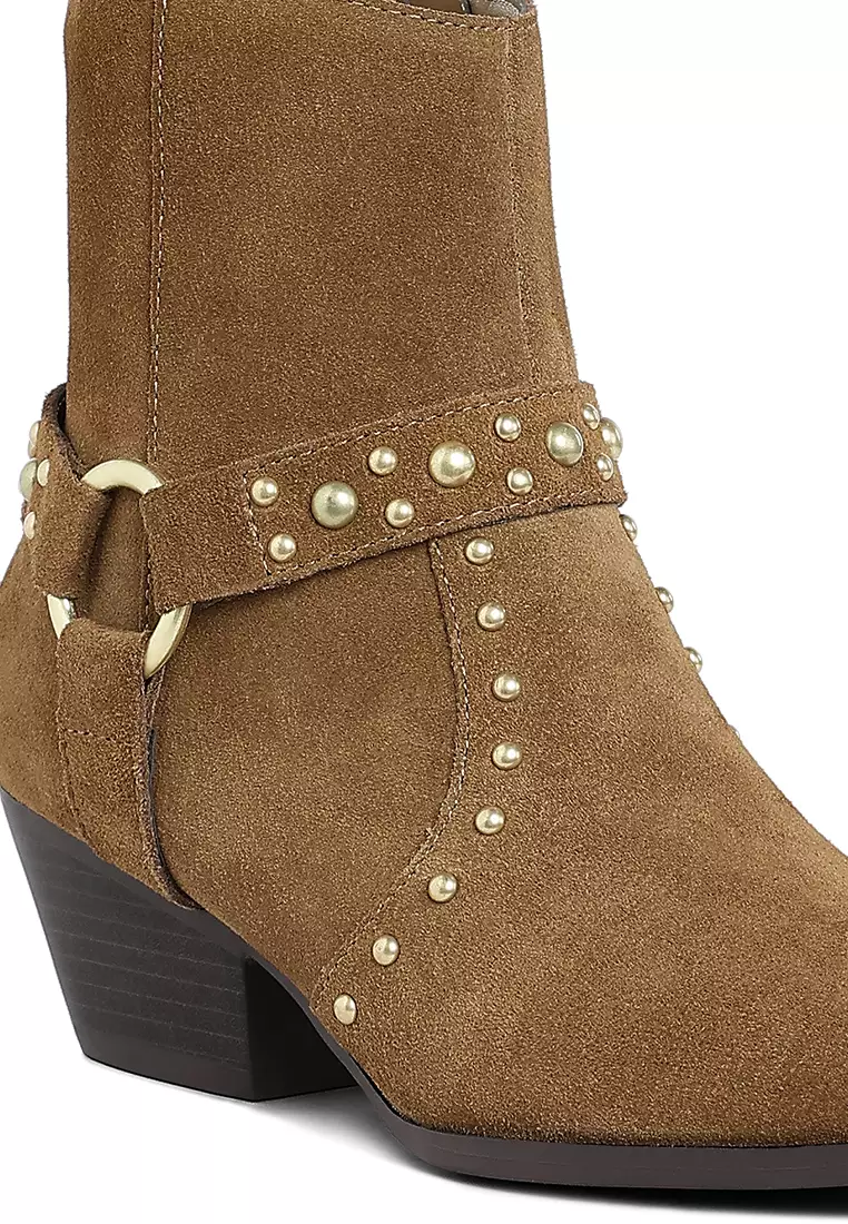 Sepatu bot bertabur paku berbahan suede warna kelabu kecokelatan