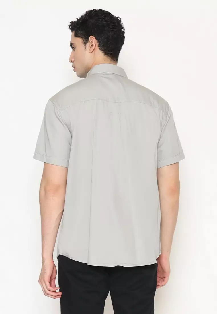 POLICE Kemeja Polos Cotton Twill Kantong Dua Light Grey Regular Fit Pria