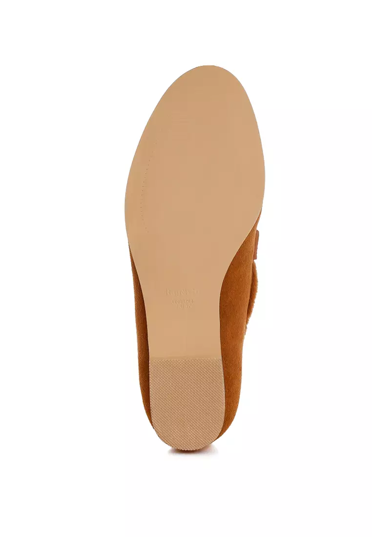 黃褐色絨面革和人造毛皮平底樂福鞋