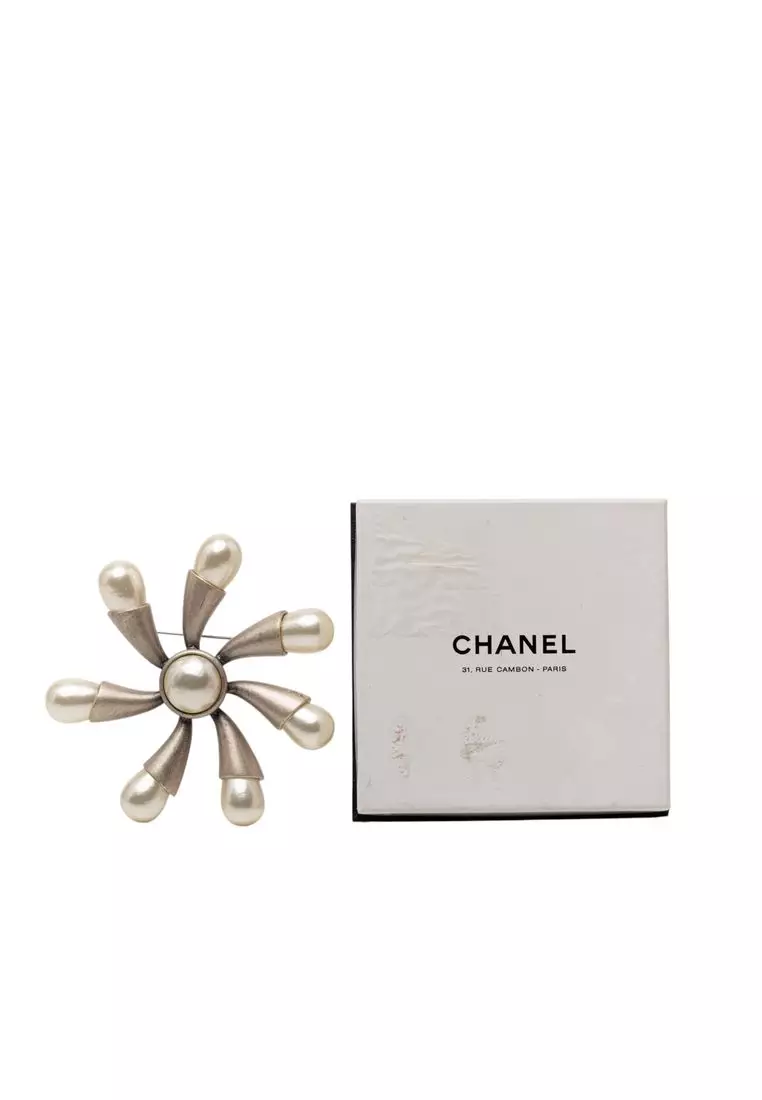 Pre-Loved Chanel Gold Plated Faux Pearl Flower Brooch
