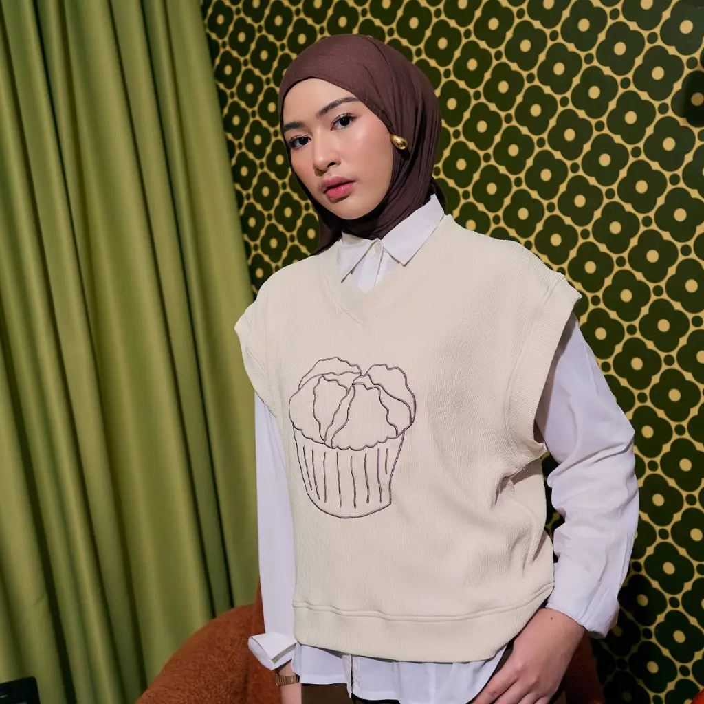 New Collection - ZM Zaskia Mecca - Givny Vest Cream - Rasa Rasa | Cemil Cemilsho