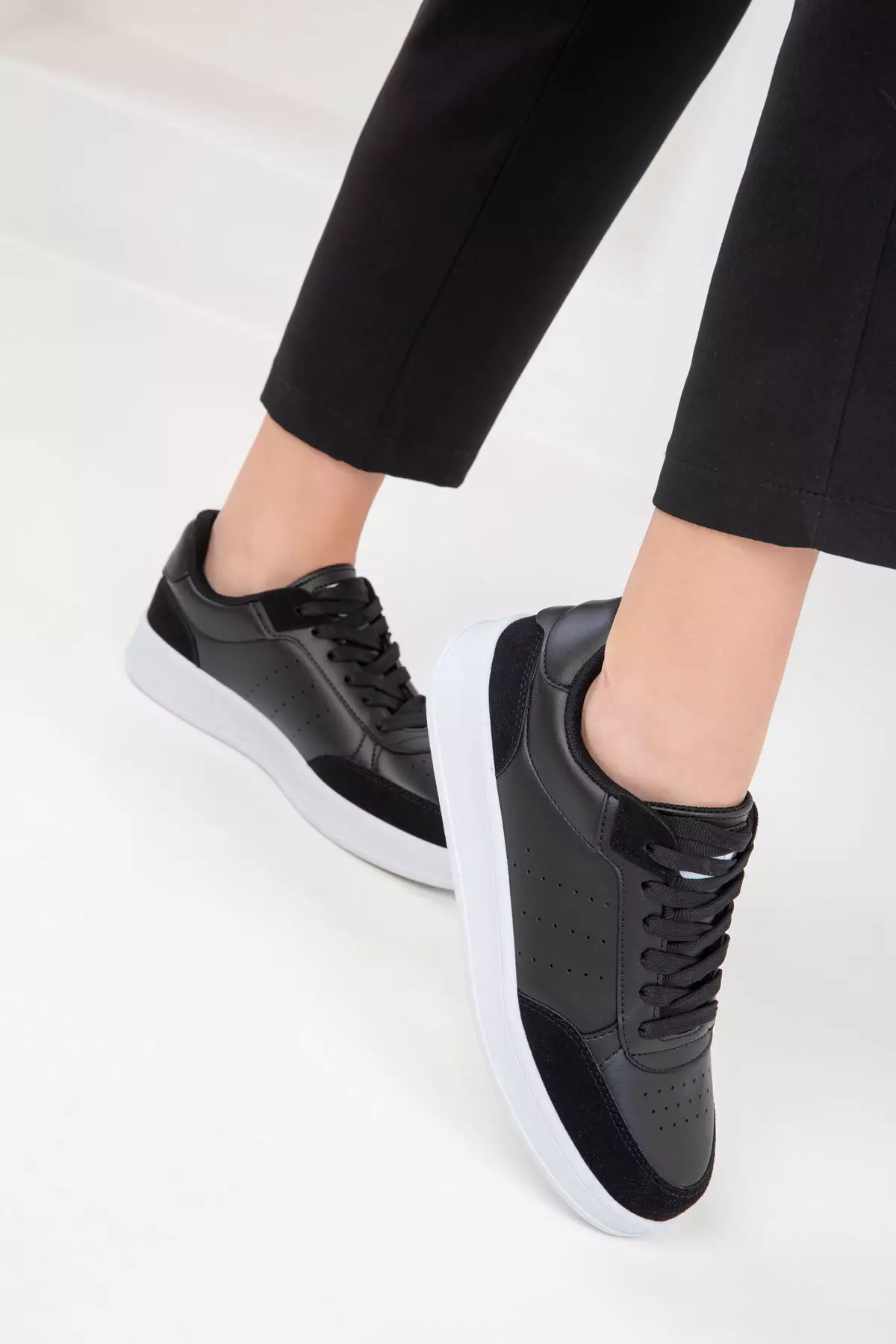 Women's Black Sneakers 20359