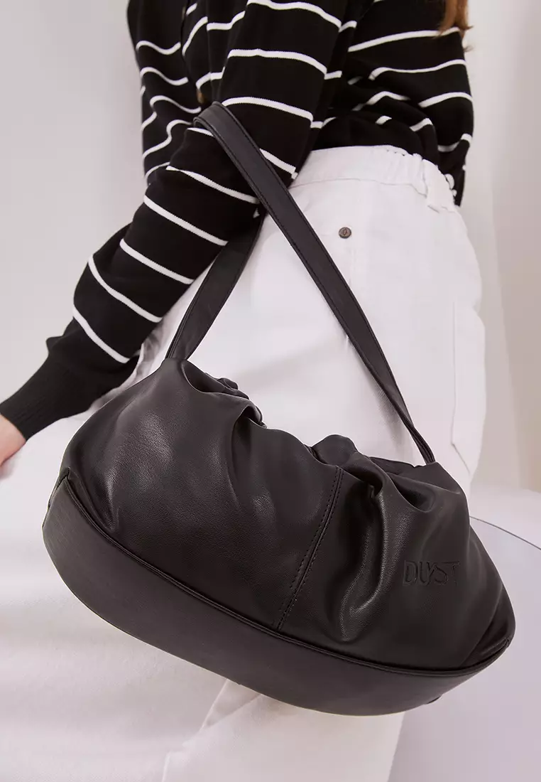 DUST Taavi Bag Hitam (D. 9116)