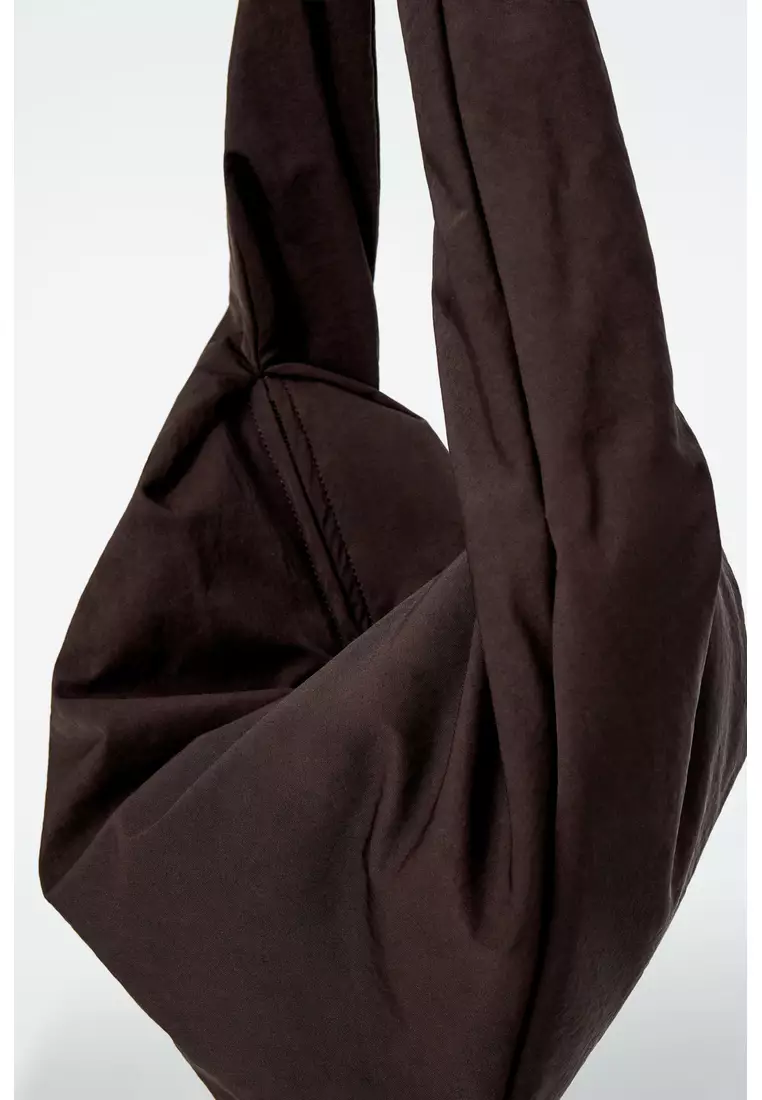 cos kiteバッグ KITE OVERSIZED SHOULDER BAG - NYLON - BLACK | COS