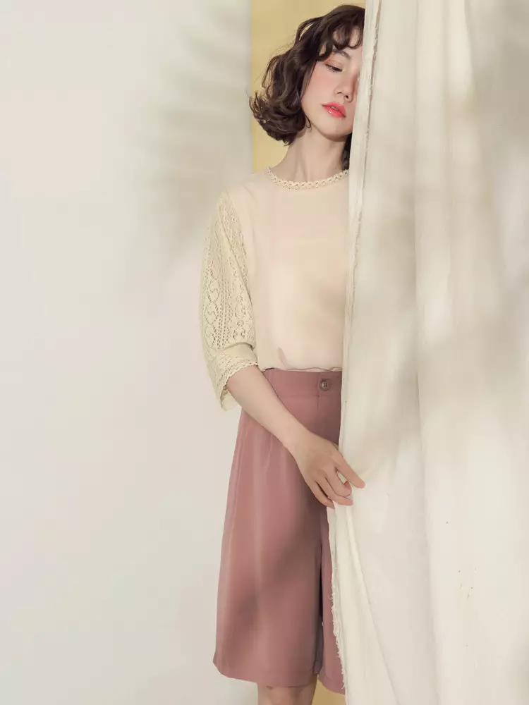 純色雪紡拼接袖蕾絲領口五分袖上衣《AB10879》