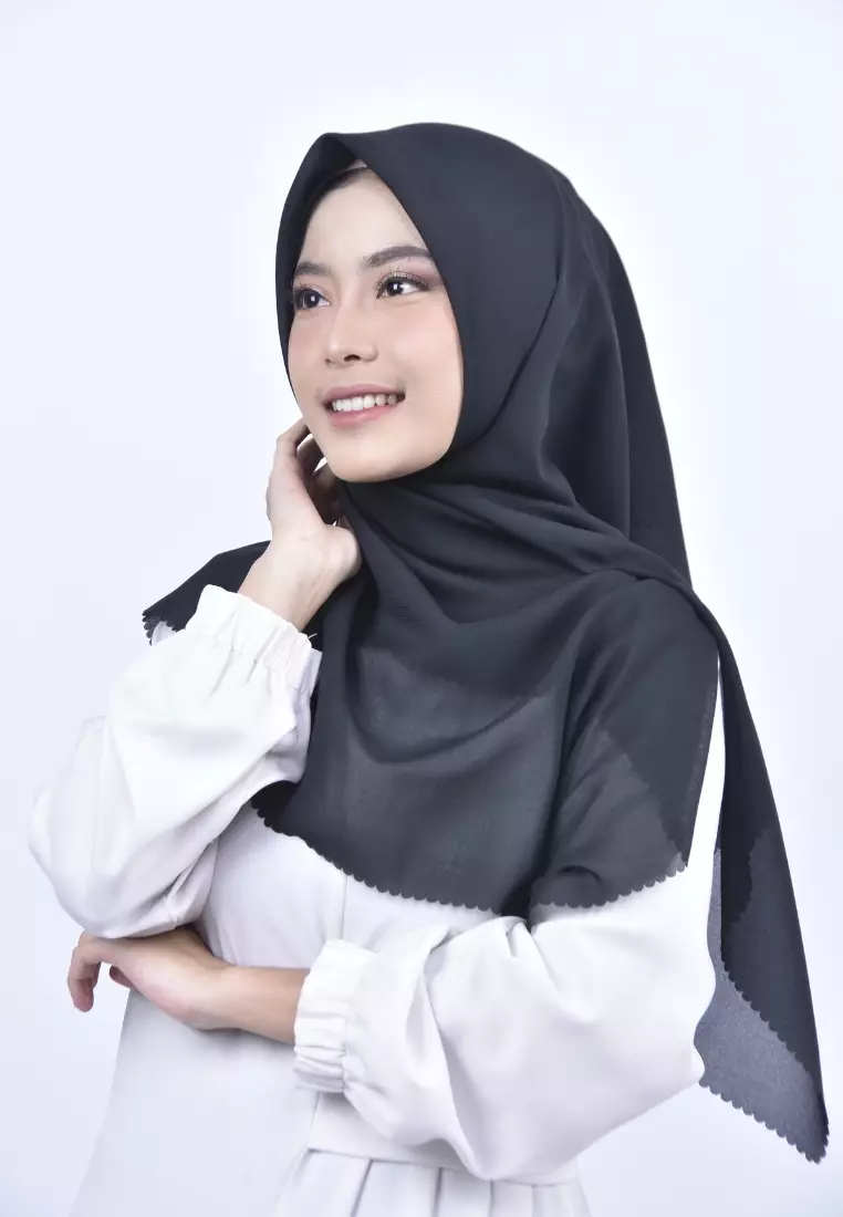 Hijab Segi 4 Bella Basic Lasercut Black