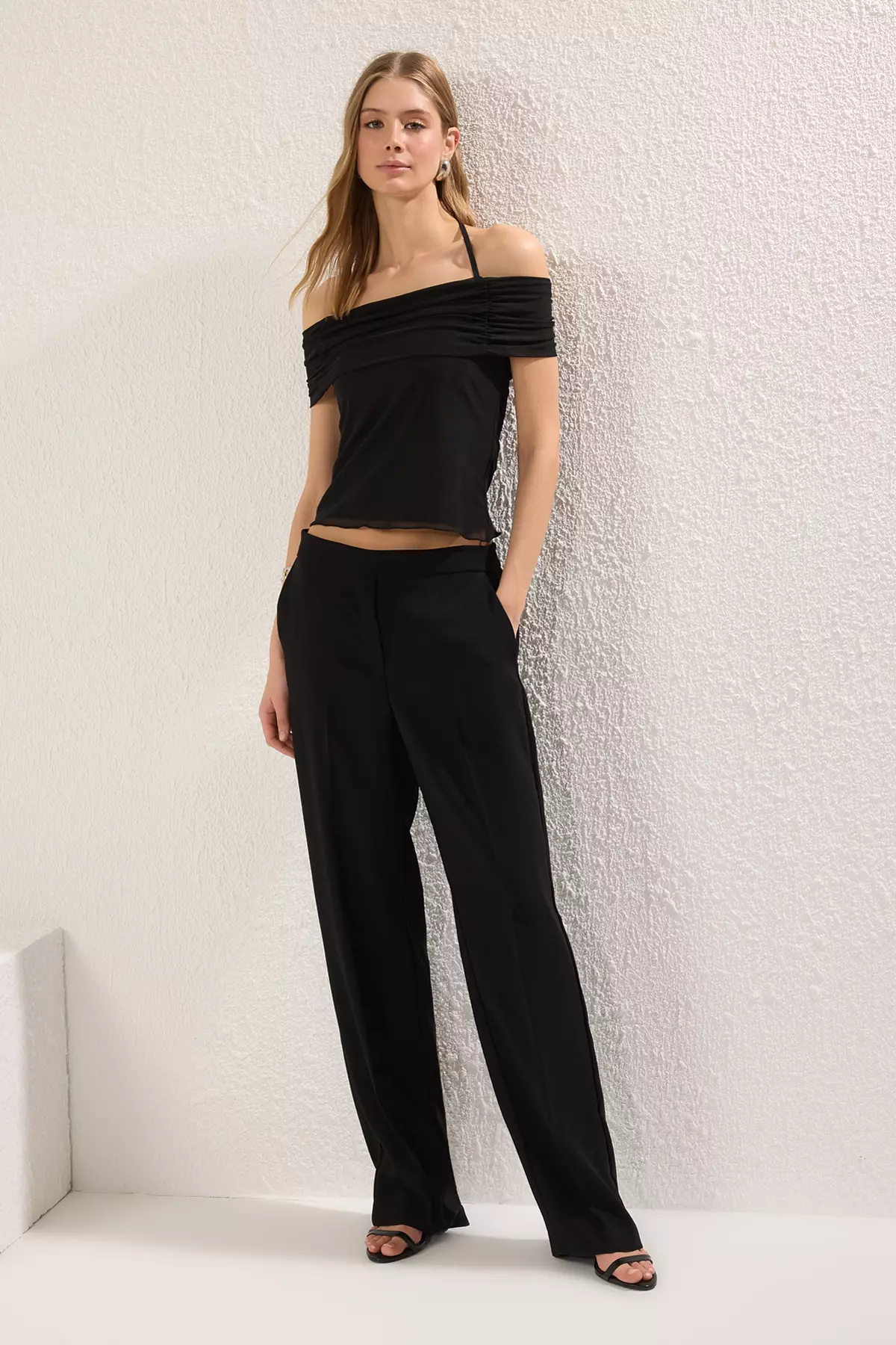 Black Tie Detail Madonna Collar Fitted/Body-Smoothing Knitted Blouse TWOSS25BZ00383