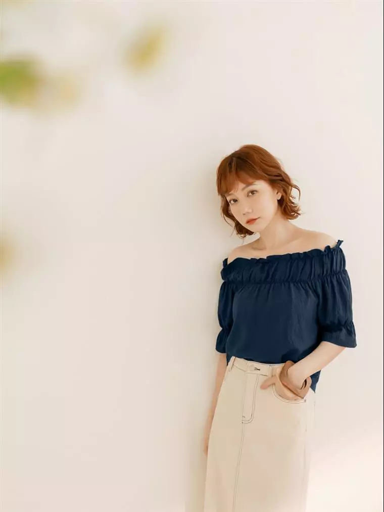 Off-shoulder short sleeve top with textured fabric [AB18625]